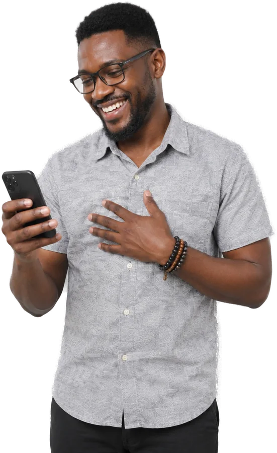 Un membre vérifié qui sourit en lisant un message
